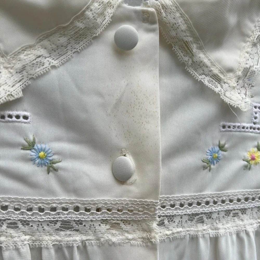 Vintage long sleeved button down floral embroidered nightie - Picture 4 of 4